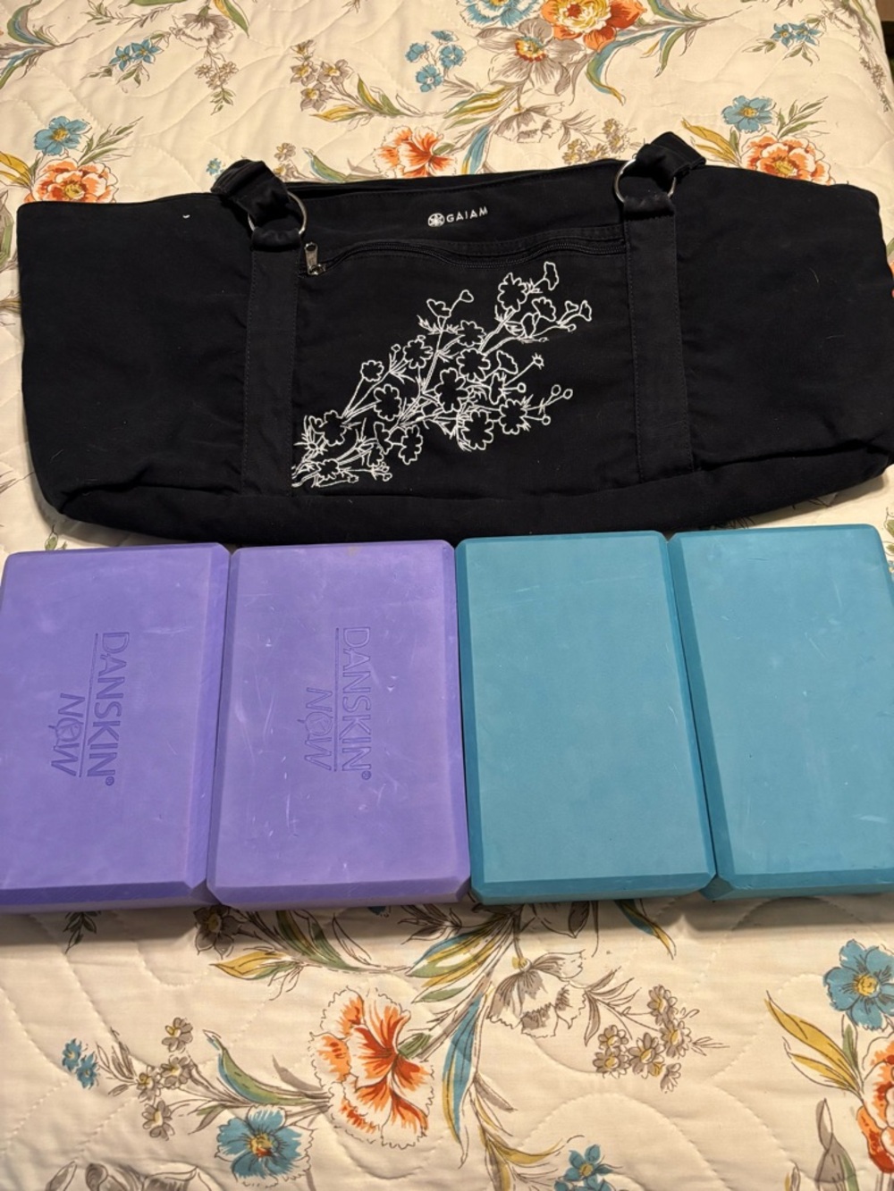 Gaiam canvas yoga bag w/blocks